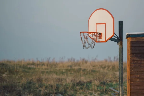 Arco de basquete para atividade esportiva ao ar livre — Fotografia de Stock