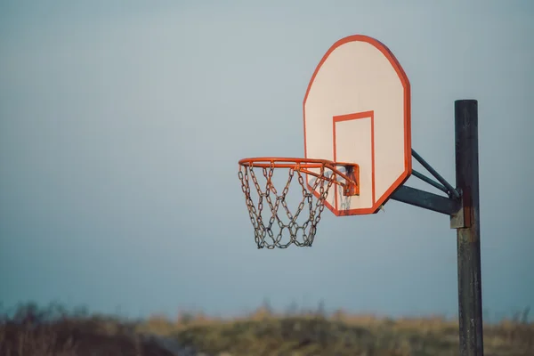 Basketballkorb für sportliche Aktivitäten im Freien — Stockfoto