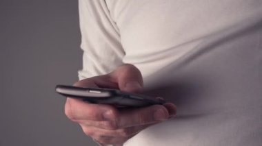 Akıllı telefon kullanan adam