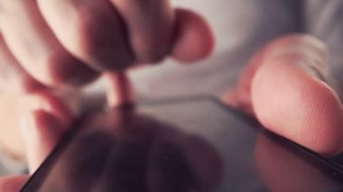 Akıllı telefon kullanarak Erkek Elleri Kapat