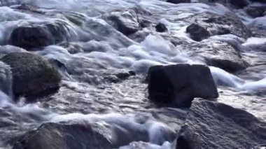 Dere veya su akan dere taşları