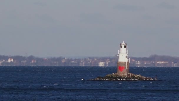 Vuurtoren aan zee — Stockvideo