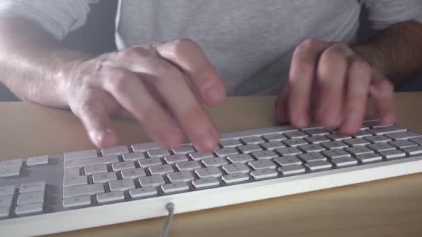 Mann tippt Tastatur — Stockvideo