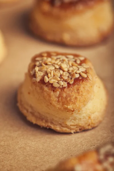 Ferske, hjemmelagde, salte scones med ost og sesamfrø – stockfoto