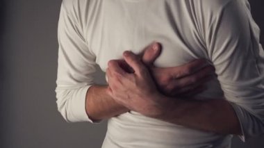 Kalp krizi veya krampları sahip adam göğüs ağrısı, acı