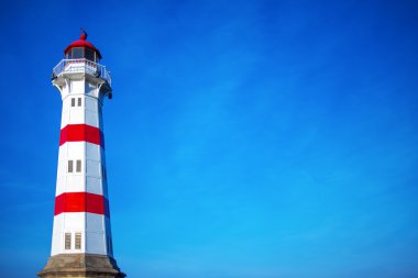Güneşli bir deniz feneri