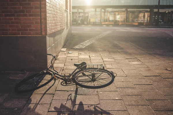 路上の古い自転車は — ストック写真