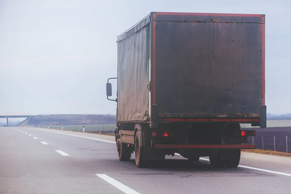 Old trailer truck in motion on freeway — Stock Photo, Image