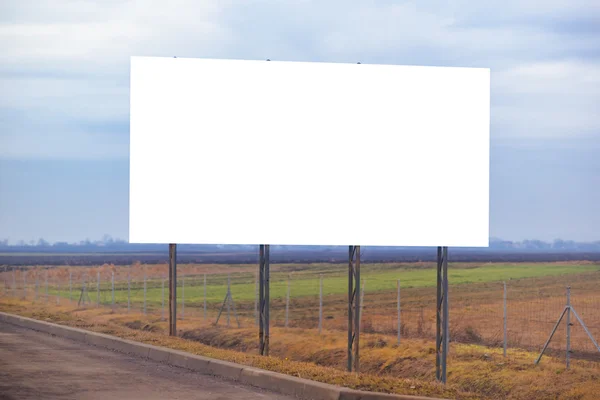 Yolun tarafından boş billboard panosu — Stok fotoğraf