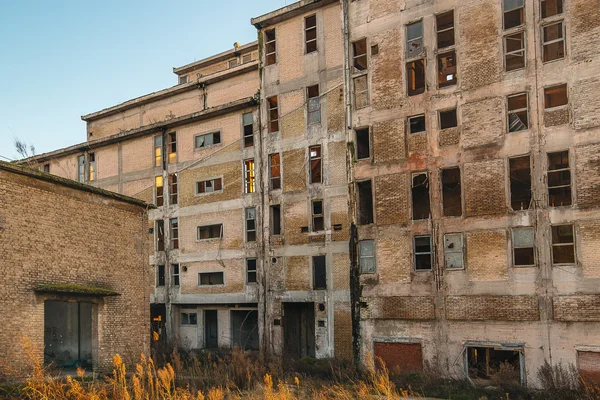 Vecchio edificio industriale obsoleto rovinato e pronto per la demolizione — Foto Stock