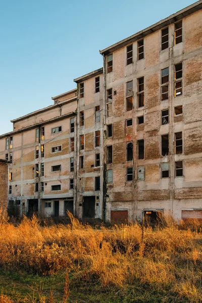 Gamla föråldrade industribyggnad förstörda och redo för demolishin — Stockfoto