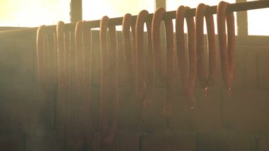 Ev yapımı tütsülenmiş sosis, kurutulmuş domuz eti