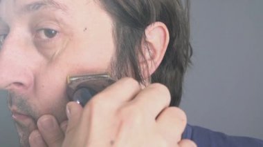 Adam onun sakal tıraş ile düzeltme