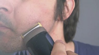 Adam onun sakal tıraş ile düzeltme