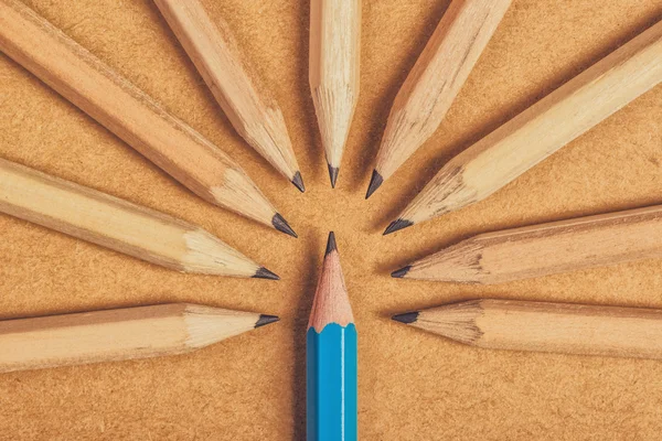 Être un concept différent avec des crayons de bois sur le bureau — Photo