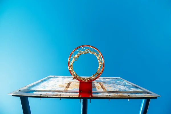 Tablero de baloncesto callejero de plexiglás con aro en pista al aire libre — Foto de Stock