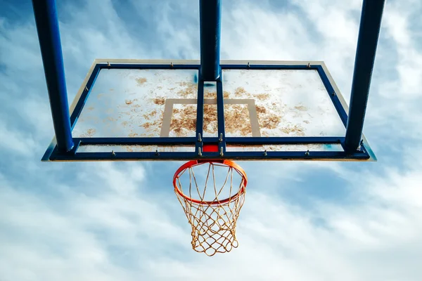 Tablero de baloncesto callejero de plexiglás con aro en pista al aire libre — Foto de Stock