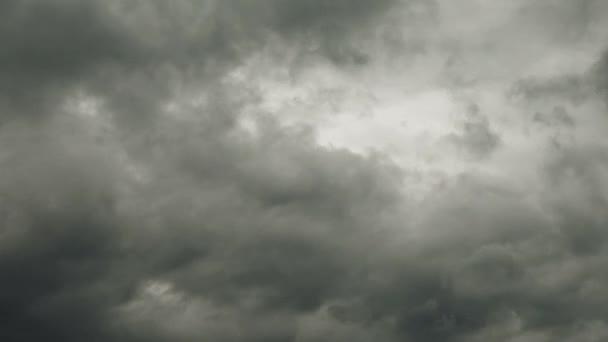 Oscuro tempestuoso lloviendo nubes tiempo lapso material de archivo — Vídeos de Stock