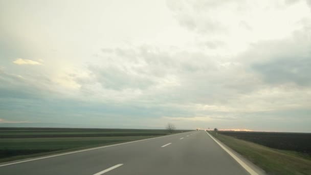 Condução de carro através da vista rural através da janela do pára-brisa dianteiro do veículo — Vídeo de Stock