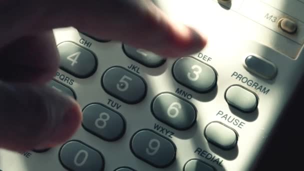 L'uomo che compone numeri casuali sul pad del telefono fisso — Video Stock