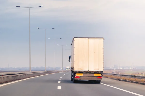 Commercial trailer truck in motion on freeway — Φωτογραφία Αρχείου