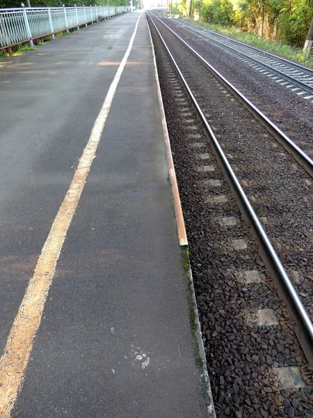 Plataforma ferroviaria y carriles —  Fotos de Stock