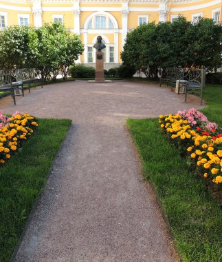 Şair yetkisiyle Müzesi-Emlak yetkisiyle önünde büstü