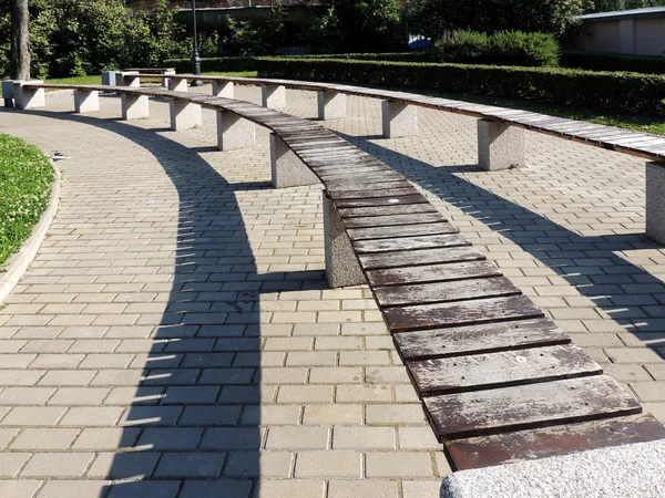 Bänke des Amphitheaters im Izmailowo-Garten auf der Fontanka. St. petersburg — Stockfoto