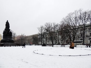 Kar yağışı Ostrovsky Meydanı, St Petersburg