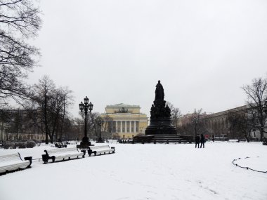 Kar yağışı Ostrovsky Meydanı, St Petersburg