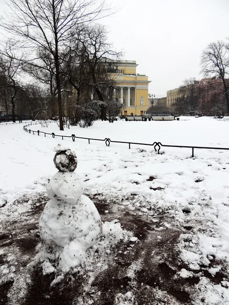 Muñeco de nieve en la plaza Ostrovsky, San Petersburgo — Foto de Stock