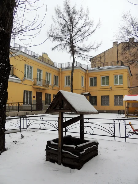 Dekorativer Brunnen im Kindergarten — Stockfoto