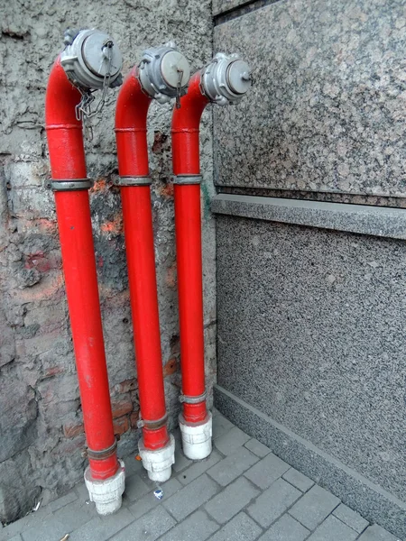 A coluna vermelha hidrante de fogo na rua — Fotografia de Stock