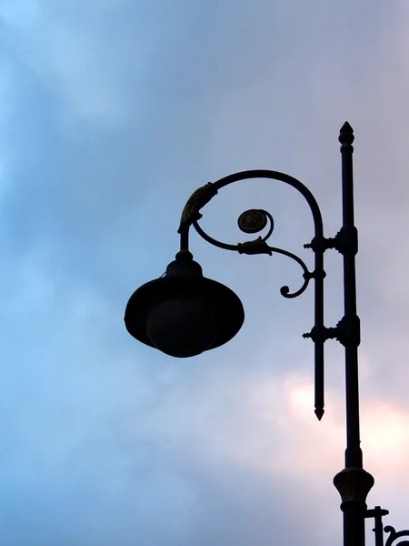 Élégant lampadaire contre le ciel du soir. Rétroéclairage — Photo