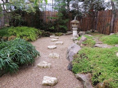 Japon tarzı taş fenerle kayalık Bahçe