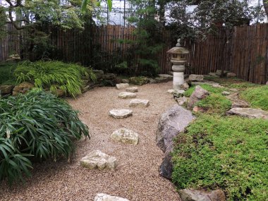 Japon tarzı taş fenerle kayalık Bahçe