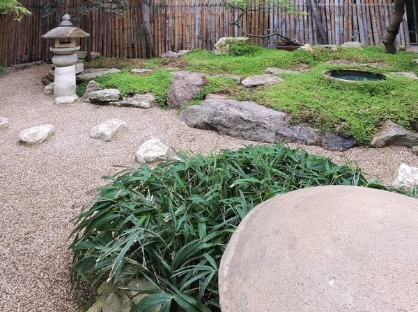 Jardín rocoso con linterna de piedra en estilo japonés — Foto de Stock