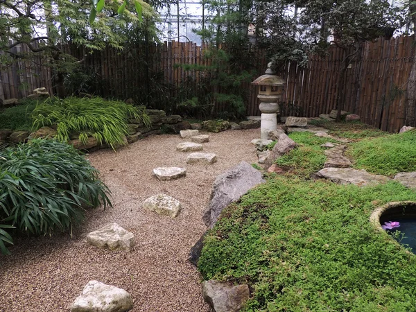 Jardín rocoso con linterna de piedra en estilo japonés — Foto de Stock