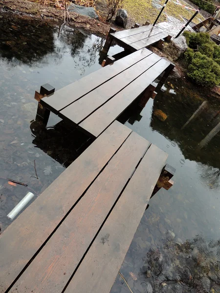 木製歩道橋、池の上雨の日 — ストック写真