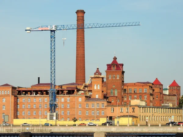 Altes Fabrikgebäude aus rotem Backstein — Stockfoto