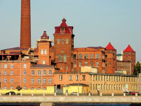 Stary budynek fabryki z czerwonej cegły — Zdjęcie stockowe