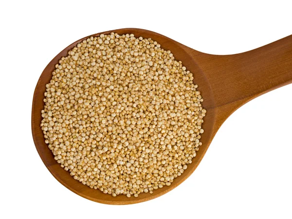 Quinoa na dřevěnou lžící izolovaných na bílém pozadí — Stock fotografie