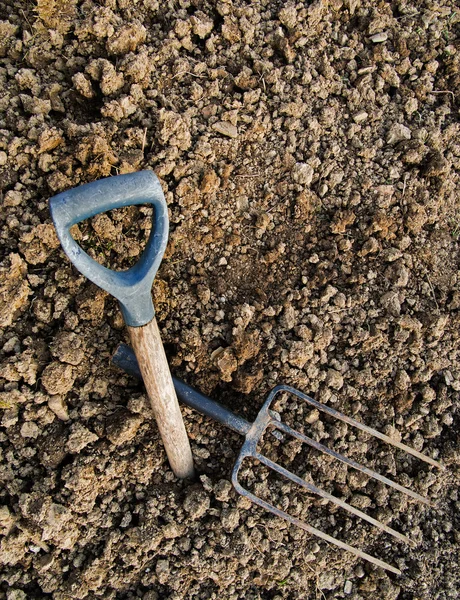 Metáfora de la jardinería - suelo rocoso, tenedor roto, esperanza abandonada — Foto de Stock