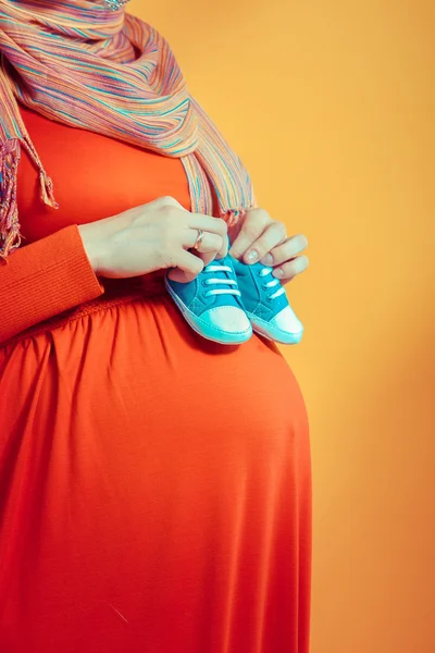 Blue, red, new, girl, love, parent, mother, woman, isolated, boy, life, holding, hands, child, pregnant, pregnancy, belly, waiting, parenthood, fertility, childbirth, maternit — Stock fotografie