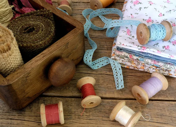 Toujours Des Lafes Avec Tissus Lacets Fils Boîte Bois Photos De Stock Libres De Droits