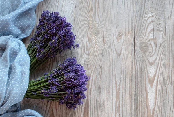 Frischer Lavendel Auf Weißem Holzgrund Mit Blauem Schal Flatley Stockfoto