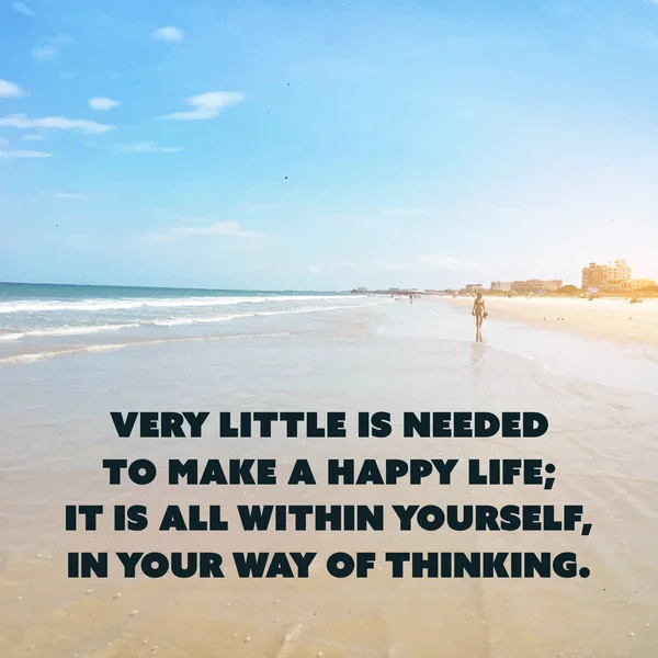 Cita inspiradora - Se necesita muy poco para hacer una vida feliz; Todo está dentro de ti, en tu forma de pensar - Sabiduría en Sunset Beach Fondo de imagen — Vector de stock
