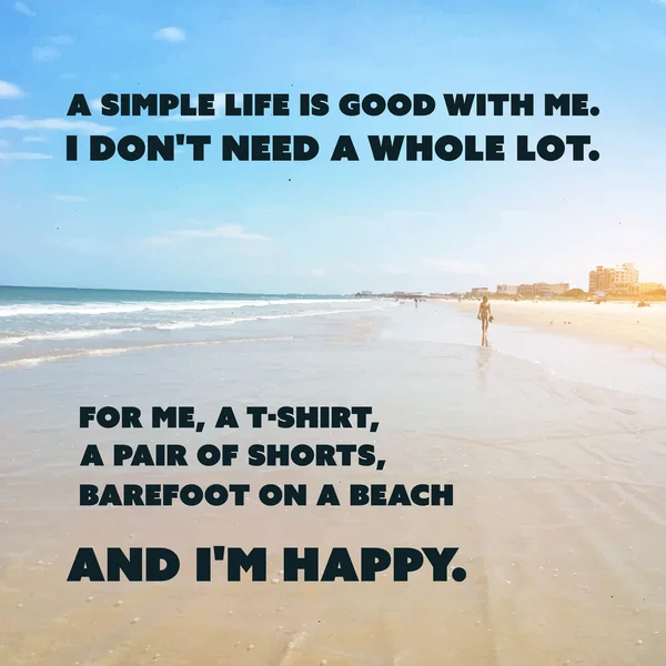 鼓舞人心的报价-一个简单的生活是好与我。我不需要一大堆。对我来说，一件 t 恤，一条短裤，赤脚在海滩上，我很高兴。-在日落海滩背景上的智慧 — 图库矢量图片
