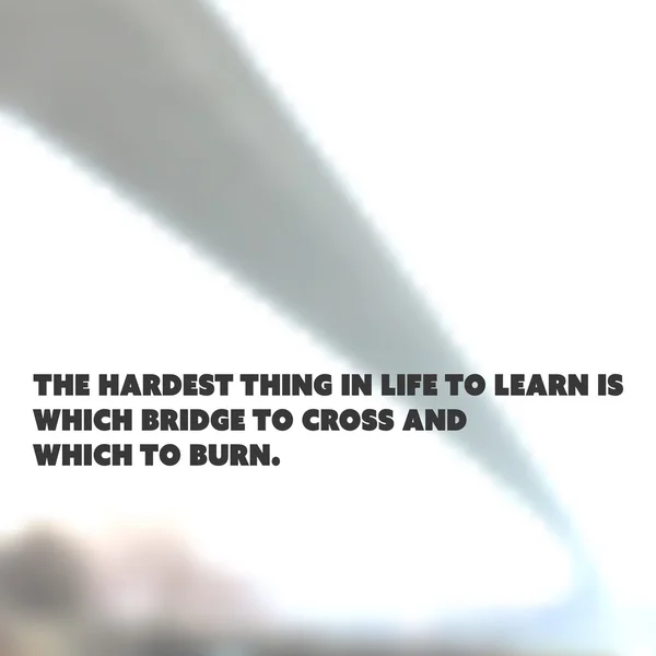 Inspirierendes Zitat - das Schwierigste im Leben zu lernen ist, welche Brücke zu überqueren und welche zu verbrennen ist - Weisheit auf verschwommenem Brückenbild — Stockvektor