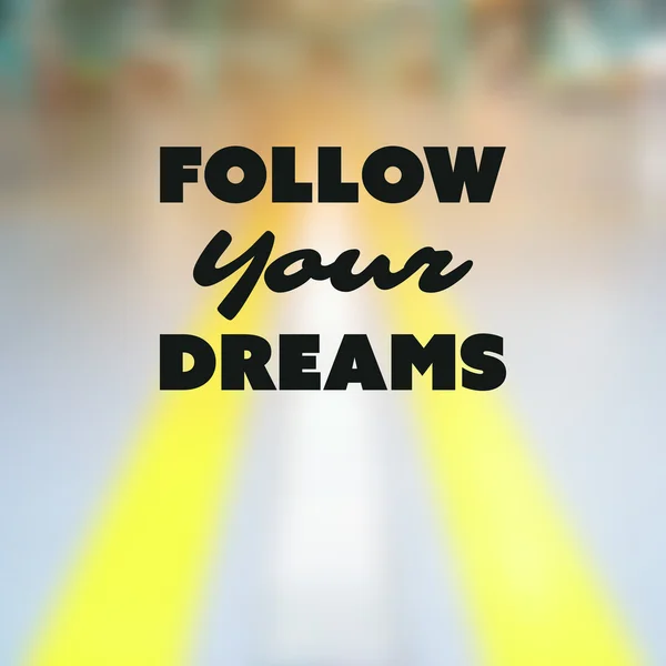 Siga sus sueños - Cita inspiradora, lema, diciendo - Ilustración de concepto de éxito con etiqueta y fondo de imagen borrosa de la carretera — Vector de stock